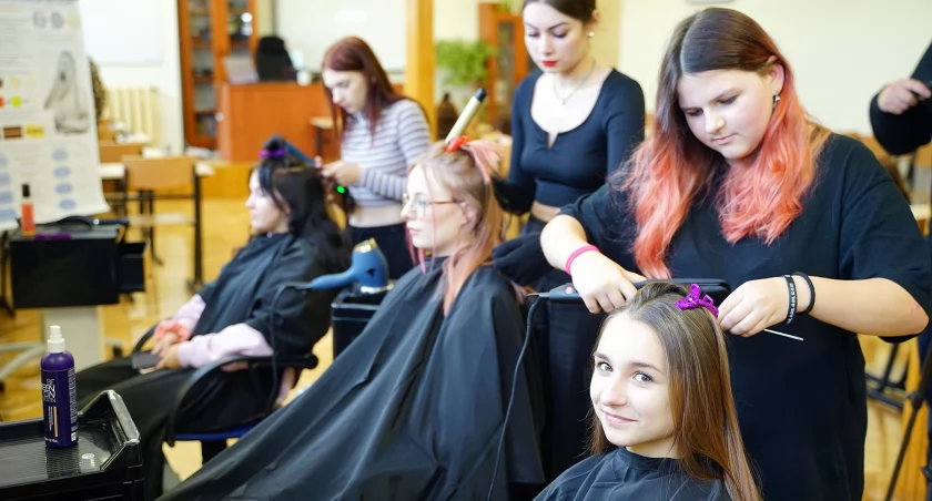 Nauczą się czesać i strzyc w profesjonalnej pracowni
