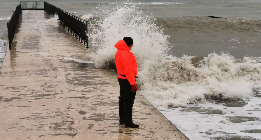 Spacer nad morzem. Tak wyglądała plaża w Kołobrzegu | video