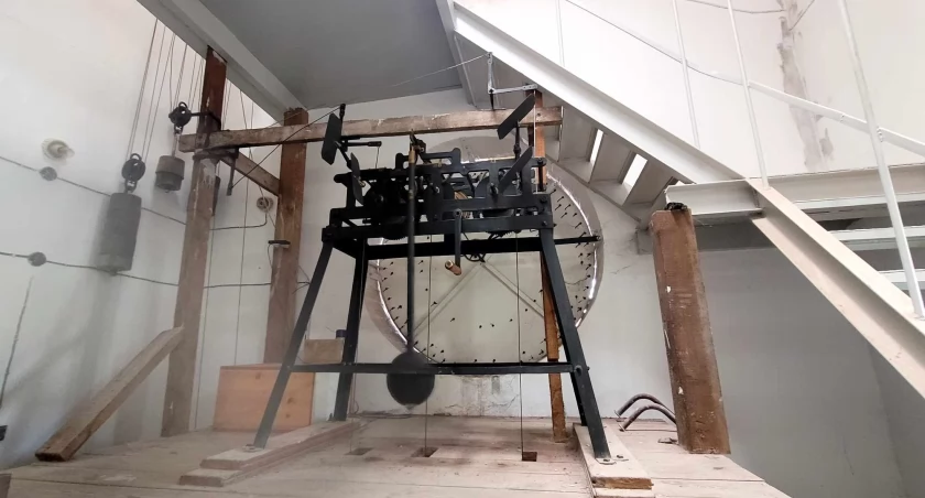 I mamy czas zimowy. Zegar na ratuszu musiał chwilę „poczekać” | wideo