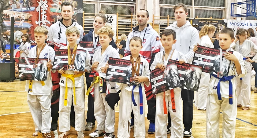 Dziewięć medali karateków