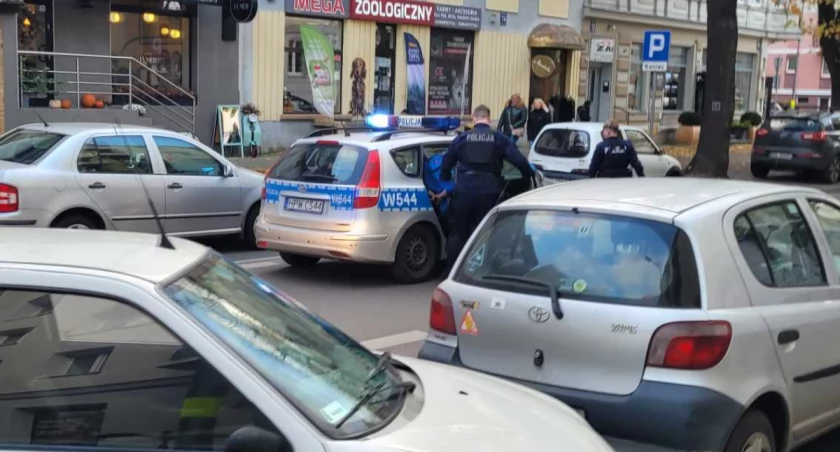 Interwencja policji przy Zwycięzców. Patrol rozpoznał poszukiwanego