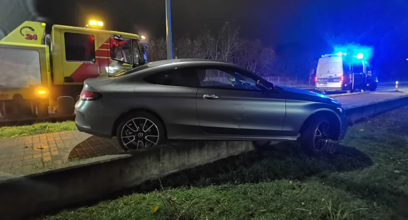 Mercedes zjechał na chodnik i zawiesił się na murku. Policja ustala kto kierował pojazdem
