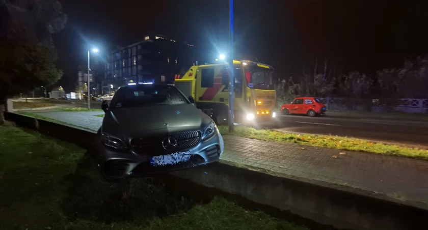 Wjechała na chodnik i zawisła na murku. Miała zakaz prowadzenia i wydmuchała 3,5 promila!