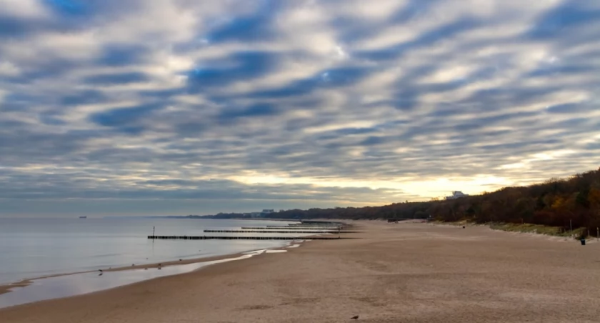 Cisza, spokój... Kołobrzeska plaża tuż po wschodzie słońca