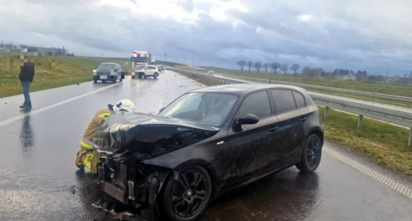 Utrudnienia na S6. BMW wjechało w bariery