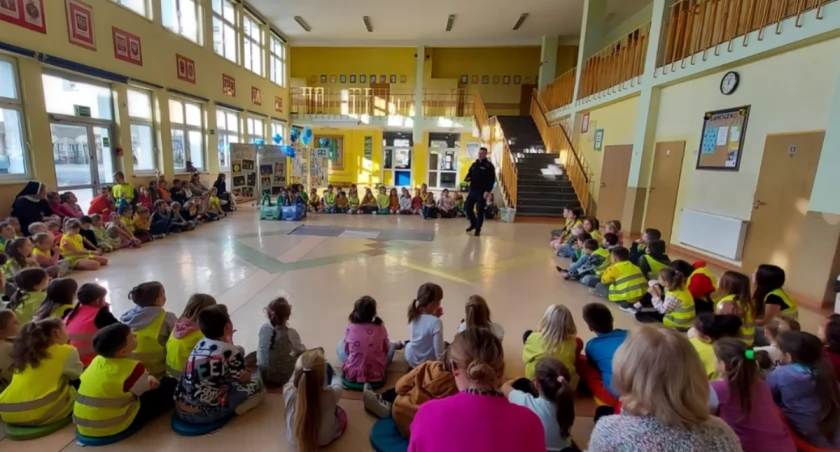 Nie tylko na drogach, ale też w szkołach. Wyjaśniali najmłodszym podstawowe zasady bezpieczeństwa