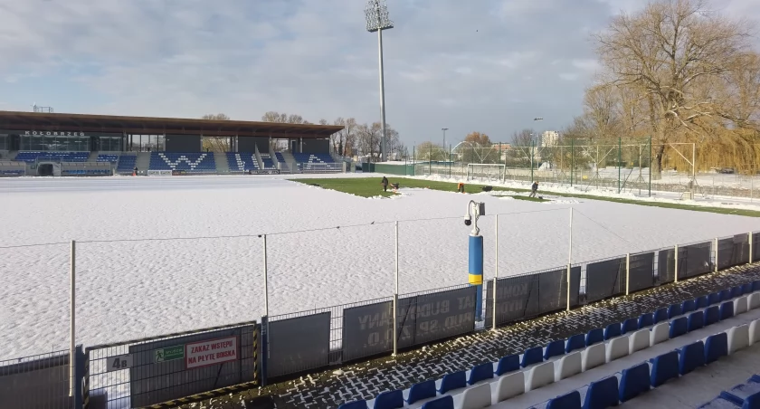 Mecz się odbędzie? Kotwica zapowiada akcję odśnieżania stadionu... 