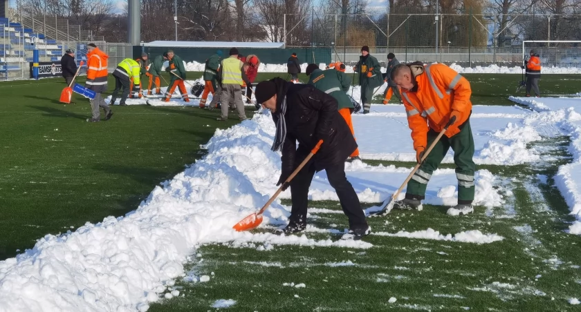 Trwa odśnieżanie stadionu miejskiego. Miasto zmobilizowało pracowników spółek | wideo, zdjęcia