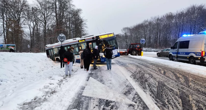 Autobus w rowie. Ciężkie warunki do jazdy