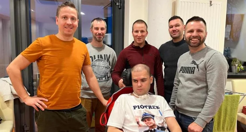 Piotrek czekamy na Ciebie... Strażacy nagrali 14-godzinnego audiobooka dla przyjaciela w śpiączce
