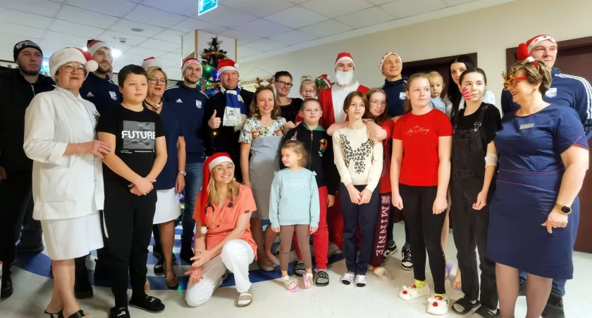 Kibice i piłkarze Kotwicy rozdali paczki z okazji Mikołajek