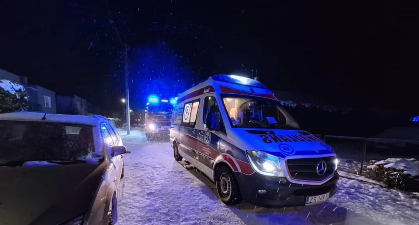 Karetka ugrzęzła w błocie. Pomogli strażacy 