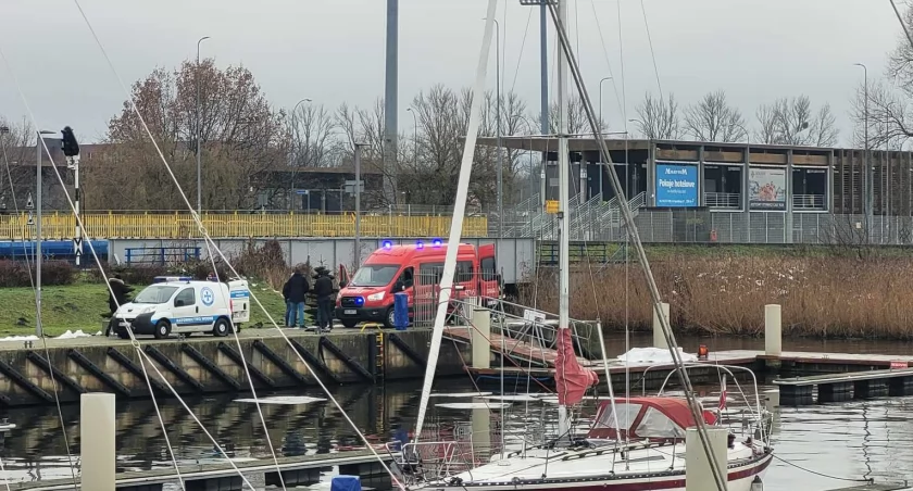 Zwłoki mężczyzny w porcie jachtowym. Trwa identyfikacja