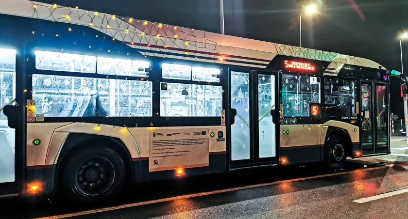 Świąteczny autobus wyjechał na ulice miasta | wideo