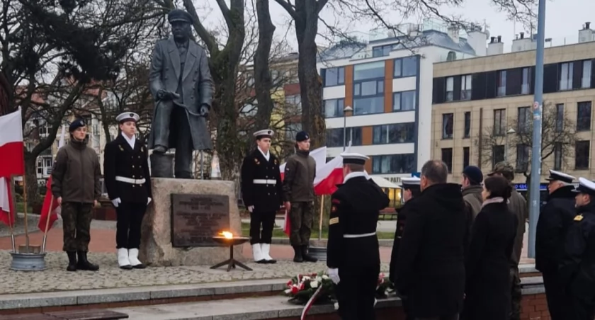 Złożyli kwiaty w rocznicę śmierci kontradmirała Mieszkowskiego