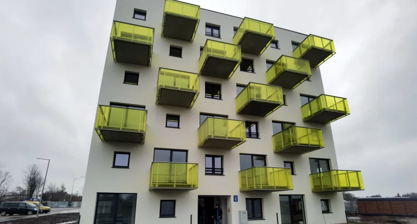 Jest gotowy pierwszy budynek na Witkowicach. Jak mieszkania na wynajem wyglądają wewnątrz? I wideo 