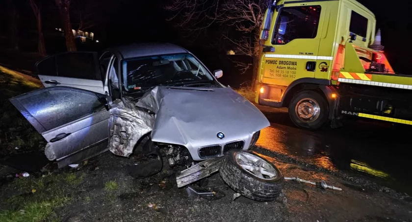 BMW kierowane przez Ukraińca uderzyło w drzewo