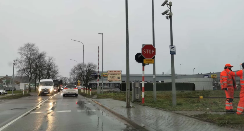 Uwaga kierowcy! Wiatr uszkodził rogatki