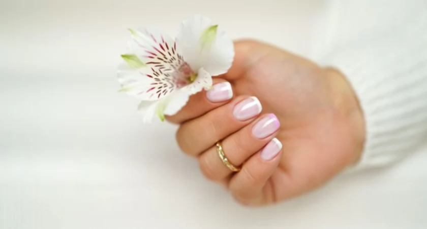 Wiecznie modny francuski manicure — jaki lakier do frencha wybrać, żeby zachwycić stylizacją?