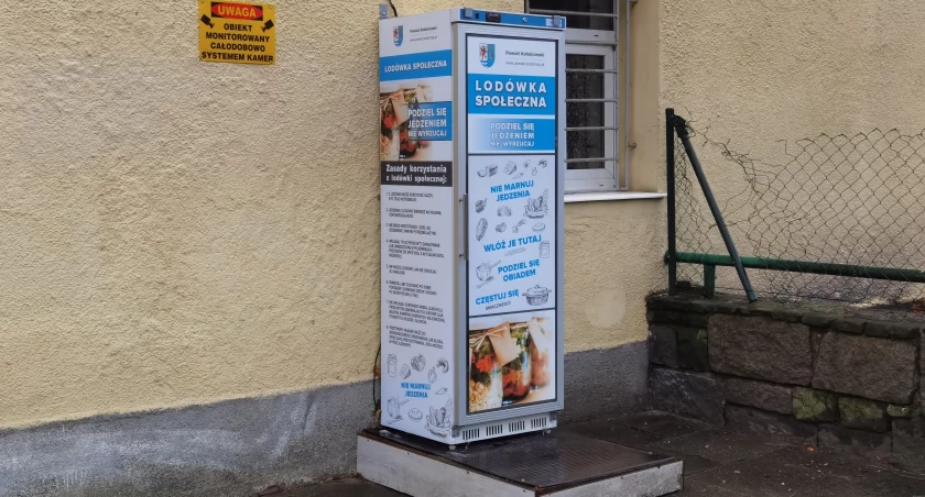 Nie marnuj jedzenia w święta. Przynieś je do lodówki społecznej