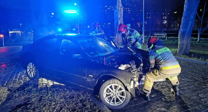 BMW zatrzymało się na drzewie. 18-latek nie miał uprawnień do jazdy