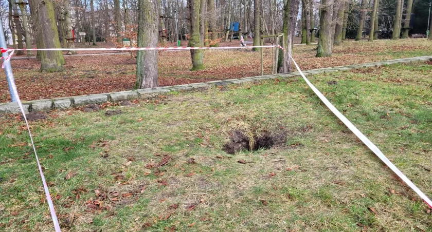 Co z zapadliskiem po schronie? Ma być zabezpieczone