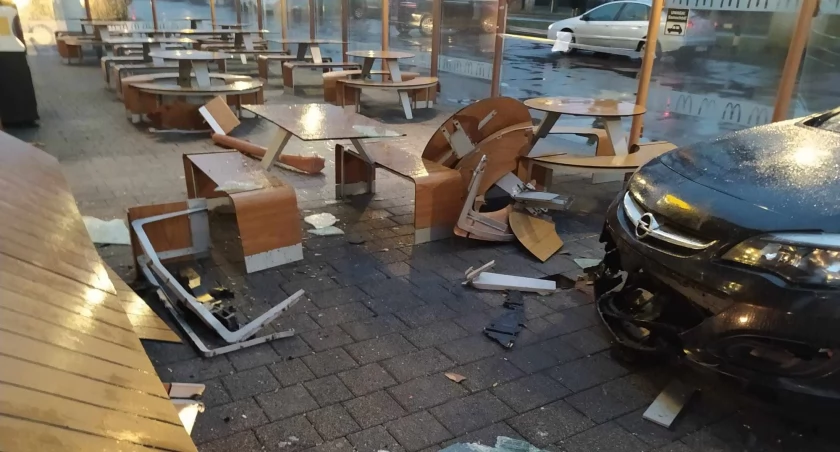 Wjechał do ogródka restauracji McDonalds | zdjęcia