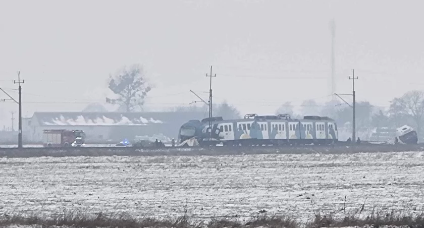 Pociąg Polregio Kołobrzeg-Poznań wypadł z torów po zderzeniu z ciężarówką (aktualizacja)