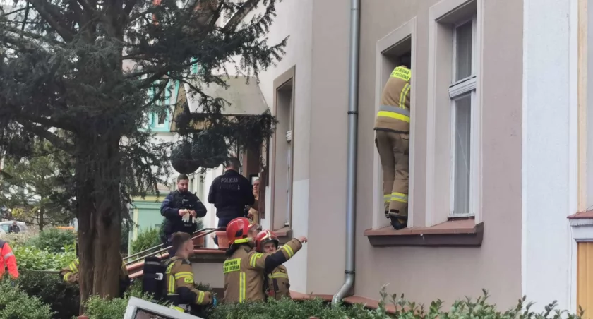 Służby ratunkowe wezwane do otwarcia mieszkania, znaleziono ciało mężczyzny