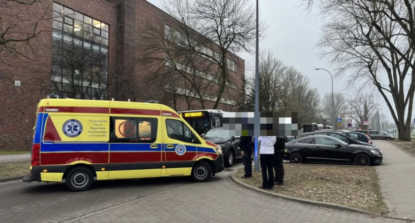 Potrącenie pod jedną z kołobrzeskich szkół. Chłopiec znalazł się pod kołami samochodu