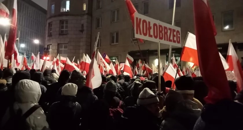 Kołobrzeski akcent na Proteście Wolnych Polaków. Radny relacjonuje to, co dzieje się w Warszawie