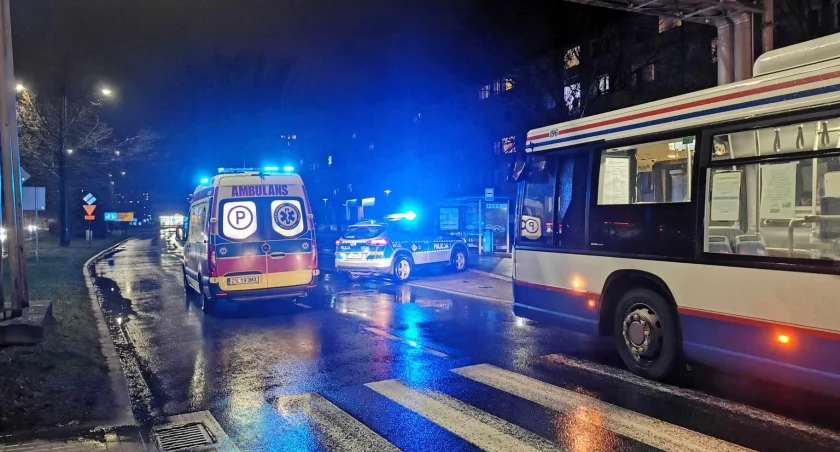 Miejski autobus potrącił kobietę. Zablokowana jest ulica w kierunku centrum