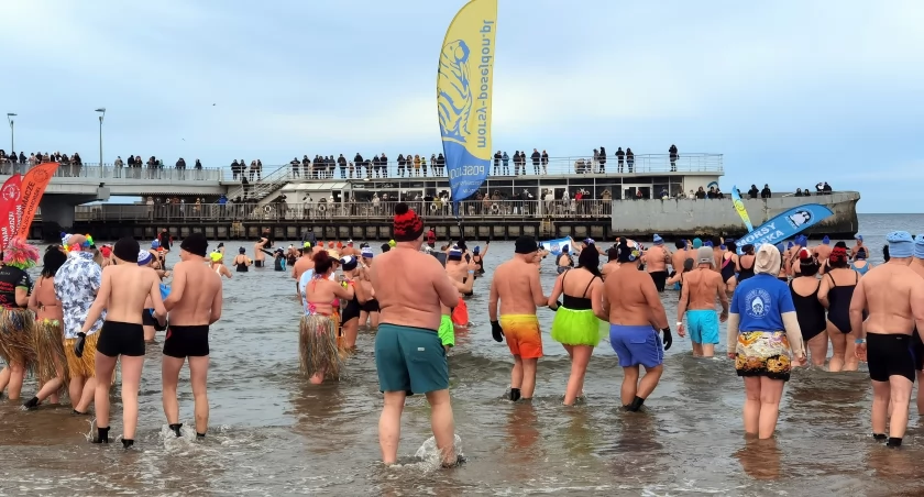 Nie straszna im zimna woda. Około tysiąca osób zanurzyło się w Bałtyku | wideo, zdjęcia