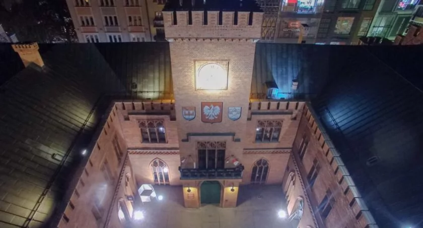 Ile kosztuje sprzątanie ratusza miejskiego? Wybrano firmę, która ma utrzymać porządek wokół zabytku
