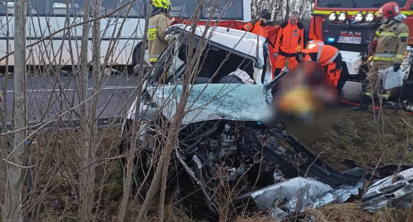 Tragiczny wypadek. Jedna osoba nie żyje po zderzeniu osobówki z autobusem