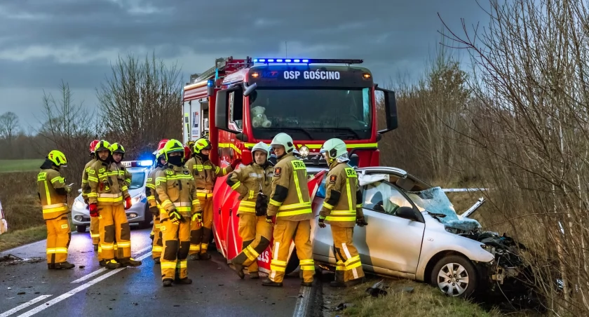 Osobówka wjechała w autobus. Zginął 62-letni kierowca