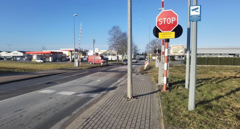 Uwaga kierowcy! Awaria rogatek na przejeździe kolejowym