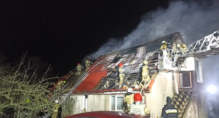 Pożar domu. W akcji osiem zastępów straży pożarnej