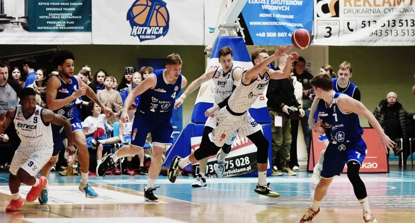Derby dla Kotwicy. Kołobrzeżanie nadal w czołówce ligi | zdjęcia