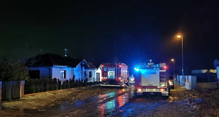 Pożar budynku w Budzistowie. Ogień strawił część poddasza