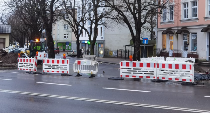 Awaria wodociągowa w centrum miasta. Możliwe problemy z dostawą wody