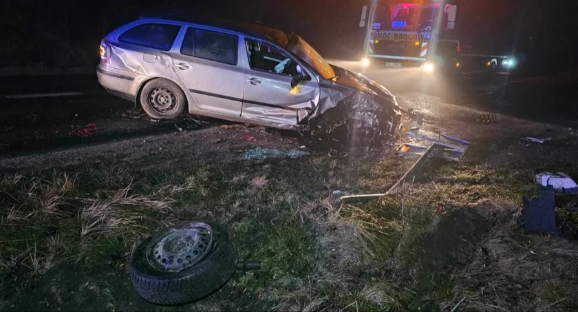 Rozbity samochód na drodze. Nie było w nim kierowcy | zdjęcia 