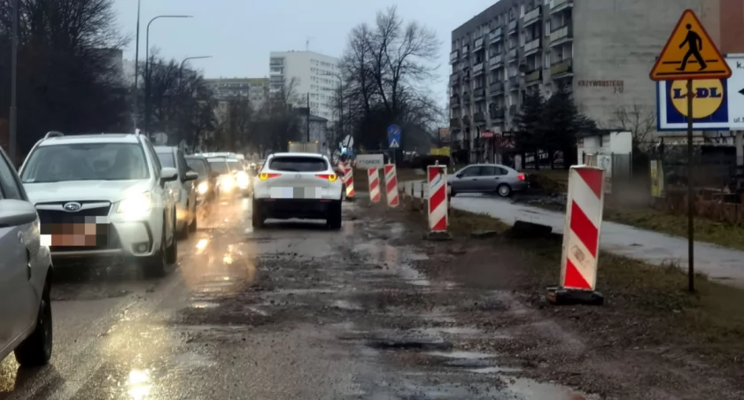 Bolesława Krzywoustego jak szwajcarski ser. Kierowcy alarmują, miasto interweniuje 