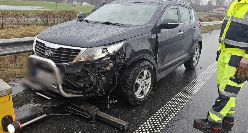 Kierowca zasnął i wjechał w bariery na S6