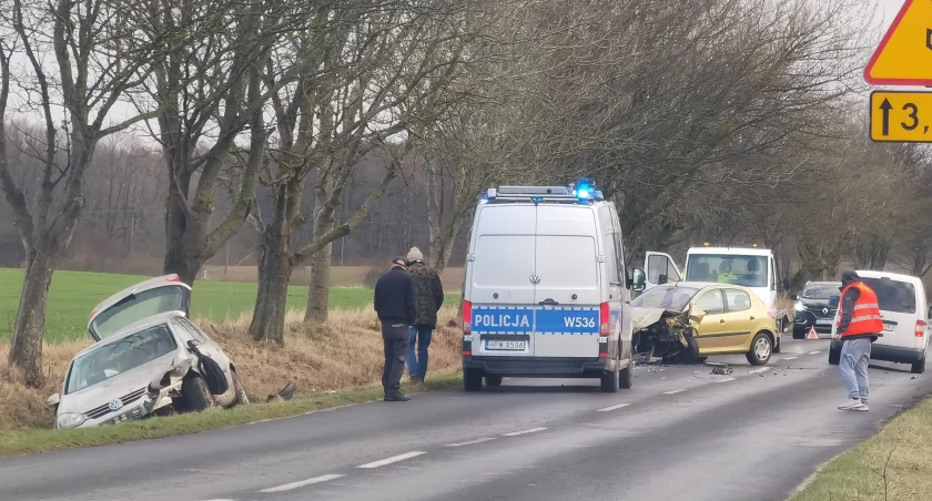 Uwaga kierowcy! Czołówka dwóch samochodów osobowych