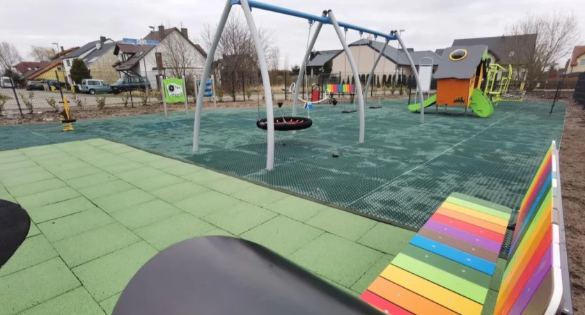 Nowy plac zabaw już otwarty. Wiele rodzin z dziećmi czekało na tę atrakcję