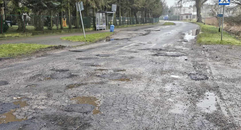 Mieszkańcy apelują o pilny remont. Jedna z ulic jest w tragicznym stanie
