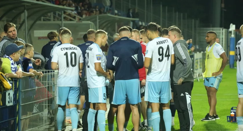 Piłkarze Kotwicy zastrajkowali, bo nie dostali pensji. Co dalej z klubem?