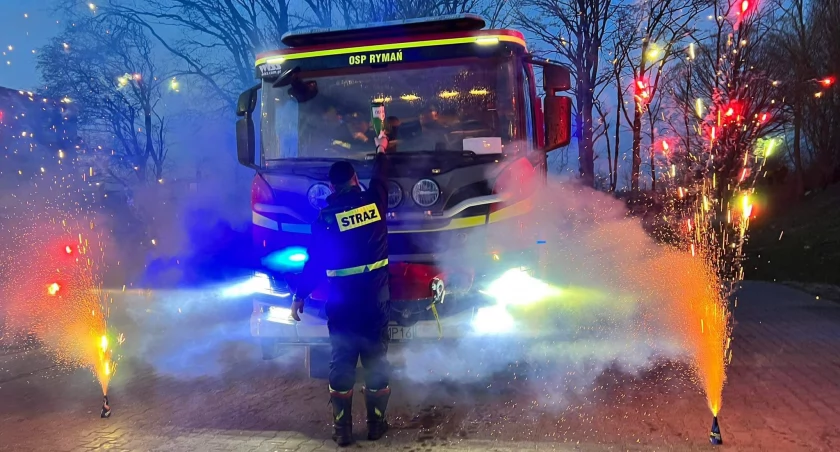 Flary, fajerwerki i szampan w OSP Rymań. Strażacy mają nowy wóz | wideo