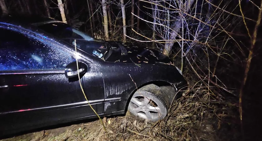Nocny pościg. Mercedes wypadł z drogi
